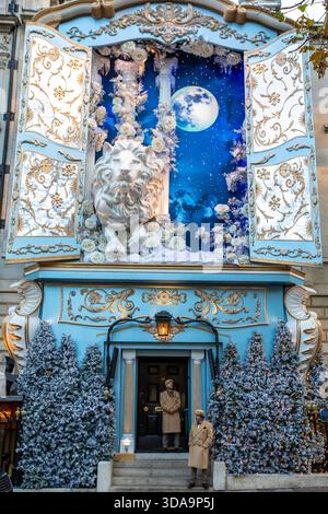London, Großbritannien - 2. Dezember 2025: Die atemberaubende weihnachtliche Fassade von Annabel's in Mayfair, London, Großbritannien. Stockfoto