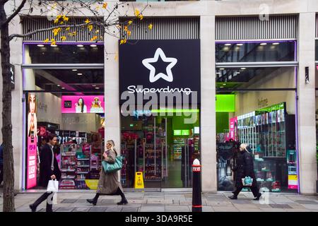 London, Großbritannien. Dezember 2025. Die Leute laufen an einem Superdrogenladen im Zentrum Londons vorbei. Quelle: Vuk Valcic/Alamy Stockfoto