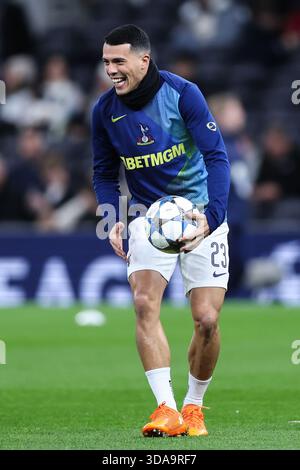 London, Großbritannien. Dezember 2025. Pedro Porro von Tottenham während des Vorspiels vor dem Spiel Tottenham Hotspur gegen Slavia Prague UEFA Champions League im Tottenham Hotspur Stadium in London. Der Bildnachweis sollte lauten: David Klein/Sportimage Credit: Sportimage Ltd/Alamy Live News Stockfoto