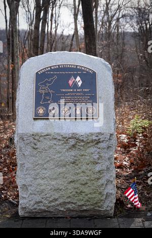 Eine Gedenktafel mit einer Statue für die koreanischen Kriegsveteranen auf dem Trail of Honor in Lasdon Park, Katonah, Westchester, New York. Stockfoto