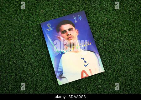 Tottenham Hotspur Stadium, London, Großbritannien. Dezember 2025. UEFA Champions League Football, Tottenham Hotspur gegen Slavia Prag; Spieltagsprogramm Guthaben: Action Plus Sports/Alamy Live News Stockfoto