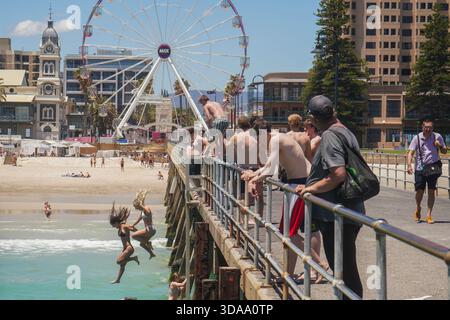 Adelaide, Australien 9. Dezember 2025 Schwimmer springen vom Pier in Glenelg, Adelaide Stockfoto