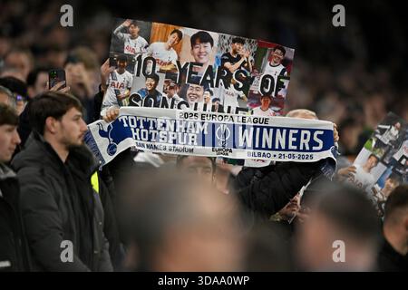 London, Großbritannien. Dezember 2025. Spurs Fans während des Spiels der UEFA Champions League: Tottenham Hotspur gegen Slavia Prag im Tottenham Hotspur Stadium London. Dieses Bild ist NUR für REDAKTIONELLE ZWECKE bestimmt. Für jede andere Verwendung ist eine Lizenz von Football DataCo erforderlich. Quelle: MARTIN DALTON/Alamy Live News Stockfoto