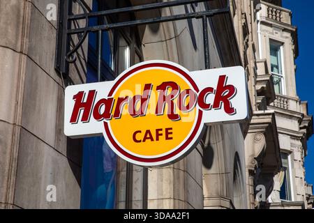 London, UK - 6. Oktober 2025: Das Hard Rock Cafe Schild über dem Eingang zu ihrem Restaurant auf Piccadilly in London, UK. Stockfoto