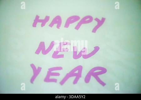 Ein sauberes und festliches Foto mit dem handgeschriebenen Satz „Happy New Year 2026“ auf weißem Hintergrund, perfekt für Weihnachtsgrüße, Karten, Banner, Stockfoto