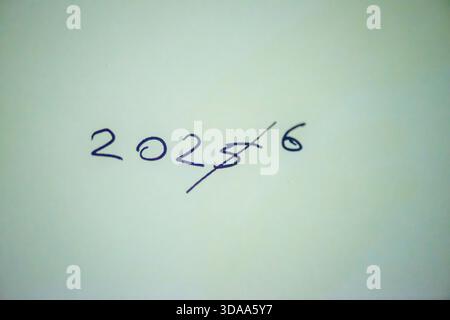 Ein sauberes und festliches Foto mit dem handgeschriebenen Satz „Happy New Year 2026“ auf weißem Hintergrund, perfekt für Weihnachtsgrüße, Karten, Banner, Stockfoto