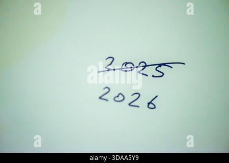 Ein sauberes und festliches Foto mit dem handgeschriebenen Satz „Happy New Year 2026“ auf weißem Hintergrund, perfekt für Weihnachtsgrüße, Karten, Banner, Stockfoto