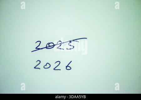 Ein sauberes und festliches Foto mit dem handgeschriebenen Satz „Happy New Year 2026“ auf weißem Hintergrund, perfekt für Weihnachtsgrüße, Karten, Banner, Stockfoto