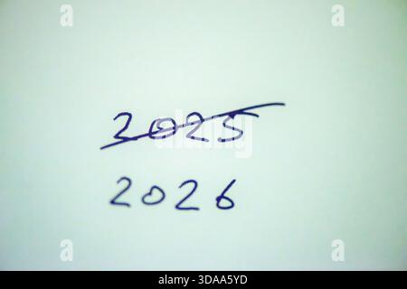 Ein sauberes und festliches Foto mit dem handgeschriebenen Satz „Happy New Year 2026“ auf weißem Hintergrund, perfekt für Weihnachtsgrüße, Karten, Banner, Stockfoto