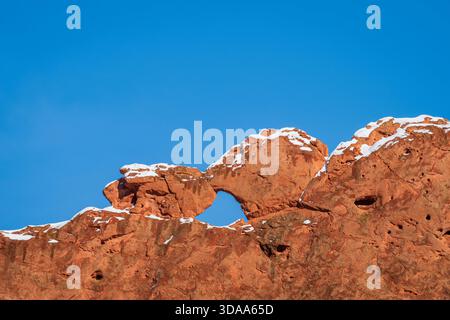 Eine Schneestäubung auf der Rückseite der küssenden Kamele im Garden of the Gods Park in Colorado Springs, Colorado. Stockfoto