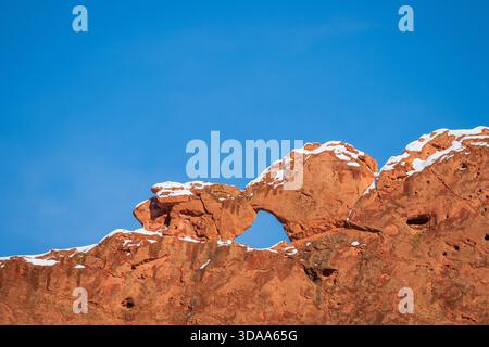 Eine Schneestäubung auf der Rückseite der küssenden Kamele im Garden of the Gods Park in Colorado Springs, Colorado. Stockfoto
