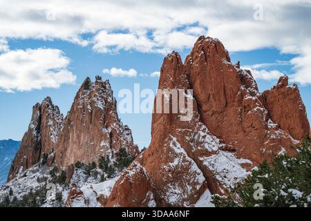 Wunderschöne Winterszene am Central Garden Trail im Garden of the Gods Park in Colorado Springs, Colorado. Stockfoto
