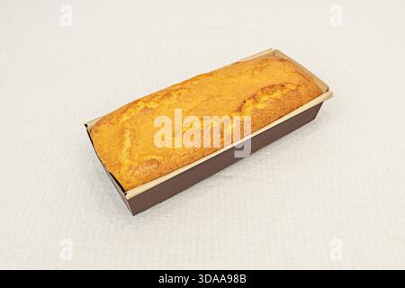 Mandeln- und Kirschkuchen mit getrockneten Kirschen im Teig, gekrönt mit einer Mandelglasur und frischen Kirschen Stockfoto