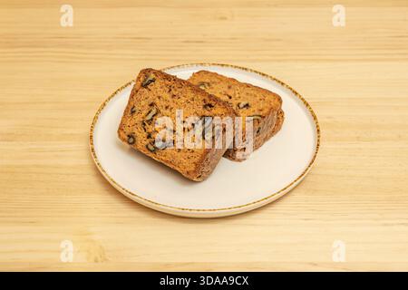 Schokoladen- und Minzschwammkuchen mit Minzcreme-Füllung, bedeckt mit Schokoladenganache und verziert mit frischen Minzblättern und Schokoladenspänen Stockfoto