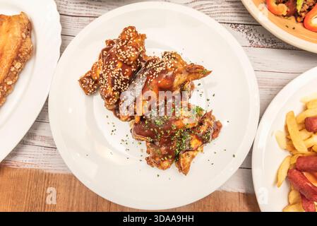 Langsam gekochte Schweinerippchen in Barbecue-Sauce serviert in einem Brioche-Brötchen mit cremigem Krautsalat Stockfoto