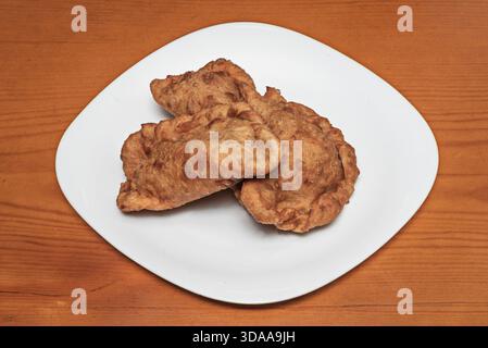 f frisch gebackene Empanadas in verschiedenen Formen, um die Aromen zu präsentieren: Dreieckige mit Spinat und Käse und halbkreisförmige mit Huhn und Stockfoto