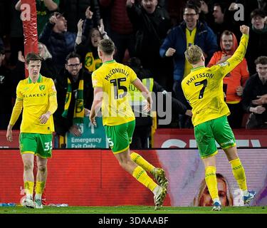 Die Spieler von Norwich City, Pelle Mattsson aus Norwich City und Ruairi McConville aus Norwich City 1-1, feiern, nachdem Djibril Soumare ein eigenes Tor erzielte und Norwich im Sky Bet Championship Match Sheffield United gegen Norwich City in der Bramall Lane, Sheffield, Großbritannien, 9. Dezember 2025 (Foto: Maynard Manyowa/News Images) *** GER AUT SUI OUT *** Stockfoto