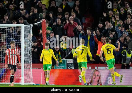 Die Spieler von Norwich City, Pelle Mattsson aus Norwich City und Ruairi McConville aus Norwich City 1-1, feiern, nachdem Djibril Soumare ein eigenes Tor erzielte und Norwich im Sky Bet Championship Match Sheffield United gegen Norwich City in der Bramall Lane, Sheffield, Großbritannien, 9. Dezember 2025 (Foto: Maynard Manyowa/News Images) *** GER AUT SUI OUT *** Stockfoto