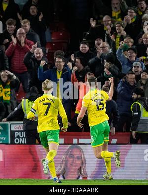 Die Spieler von Norwich City, Pelle Mattsson aus Norwich City und Ruairi McConville aus Norwich City 1-1, feiern, nachdem Djibril Soumare ein eigenes Tor erzielte und Norwich im Sky Bet Championship Match Sheffield United gegen Norwich City in der Bramall Lane, Sheffield, Großbritannien, 9. Dezember 2025 (Foto: Maynard Manyowa/News Images) *** GER AUT SUI OUT *** Stockfoto