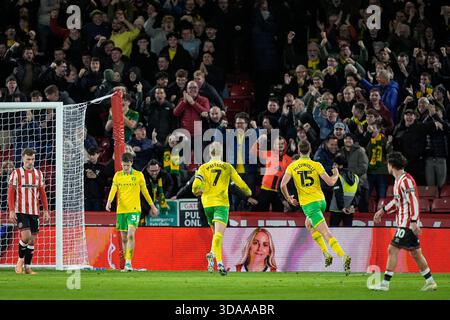 Die Spieler von Norwich City, Pelle Mattsson aus Norwich City und Ruairi McConville aus Norwich City 1-1, feiern, nachdem Djibril Soumare ein eigenes Tor erzielte und Norwich im Sky Bet Championship Match Sheffield United gegen Norwich City in der Bramall Lane, Sheffield, Großbritannien, 9. Dezember 2025 (Foto: Maynard Manyowa/News Images) *** GER AUT SUI OUT *** Stockfoto