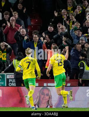 Sheffield, Großbritannien. Dezember 2025. Die Spieler von Norwich City, Pelle Mattsson aus Norwich City und Ruairi McConville aus Norwich City feiern, nachdem Djibril Soumare ein eigenes Tor erzielte und Norwich 1-1 im Sky Bet Championship Match Sheffield United gegen Norwich City in Bramall Lane, Sheffield, Großbritannien, 9. Dezember 2025 (Foto: Maynard Manyowa/News Images) *** GER AUT SUI OUT *** in Sheffield, Vereinigtes Königreich am 2025. (Foto: Maynard Manyowa/News Images/SIPA USA) Credit: SIPA USA/Alamy Live News Stockfoto