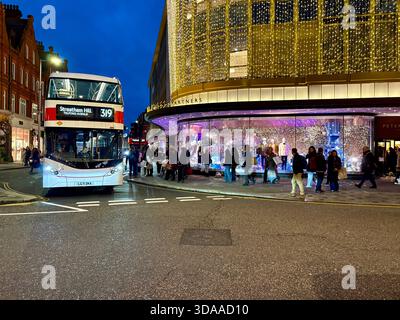 London, Großbritannien. Dezember 2025. Weihnachtslichter erleuchteten den Sloane Square und die King’s Road in Chelsea, während Shopper und Besucher die festliche Atmosphäre genossen. In der Gegend gab es dekorierte Bäume, Straßenunterhaltung und saisonale Ausstellungen, wie London sich auf die Feiertage vorbereitete. Quelle: Alexander Seale/Alamy Live News Stockfoto