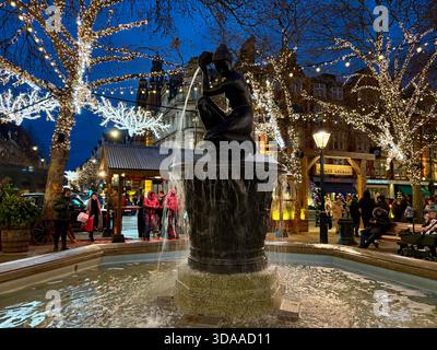 London, Großbritannien. Dezember 2025. Weihnachtslichter erleuchteten den Sloane Square und die King’s Road in Chelsea, während Shopper und Besucher die festliche Atmosphäre genossen. In der Gegend gab es dekorierte Bäume, Straßenunterhaltung und saisonale Ausstellungen, wie London sich auf die Feiertage vorbereitete. Quelle: Alexander Seale/Alamy Live News Stockfoto