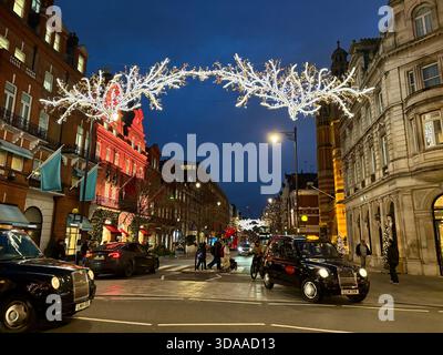 London, Großbritannien. Dezember 2025. Weihnachtslichter erleuchteten den Sloane Square und die King’s Road in Chelsea, während Shopper und Besucher die festliche Atmosphäre genossen. In der Gegend gab es dekorierte Bäume, Straßenunterhaltung und saisonale Ausstellungen, wie London sich auf die Feiertage vorbereitete. Quelle: Alexander Seale/Alamy Live News Stockfoto