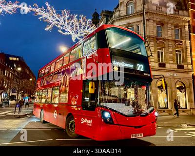 London, Großbritannien. Dezember 2025. Weihnachtslichter erleuchteten den Sloane Square und die King’s Road in Chelsea, während Shopper und Besucher die festliche Atmosphäre genossen. In der Gegend gab es dekorierte Bäume, Straßenunterhaltung und saisonale Ausstellungen, wie London sich auf die Feiertage vorbereitete. Quelle: Alexander Seale/Alamy Live News Stockfoto