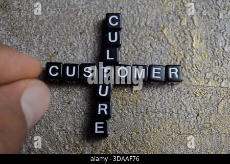 Konzept von Kunden- und Kulturwörtern auf hölzernen Buchstabenblöcken angeordnet. Stockfoto