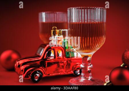 Makroaufnahme aus Whiskey-Glas mit Weihnachtsspielzeug-Truck Stockfoto