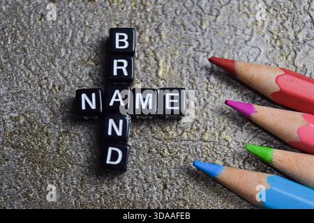 Konzept von Markenwörtern, die mit auf hölzernen Buchstabenblöcken angeordnet sind. Stockfoto