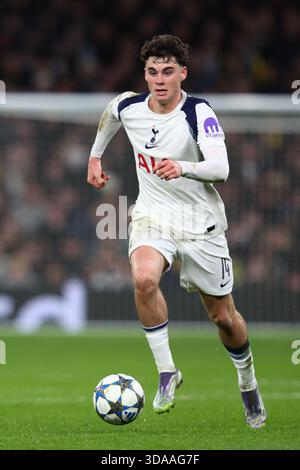 LONDON, Großbritannien - 9. Dezember 2025: Archie Gray von Tottenham Hotspur im Tottenham Hotspur Stadium im Spiel während des Spiels der UEFA Champions League zwischen Tottenham Hotspur FC und Slavia Prague (Foto: Craig Mercer/ Alamy Live News) Stockfoto