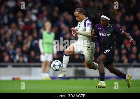 LONDON, Großbritannien - 9. Dezember 2025: Xavi Simons von Tottenham Hotspur im Tottenham Hotspur Stadium im Spiel während des Spiels der UEFA Champions League zwischen Tottenham Hotspur FC und Slavia Prague (Foto: Craig Mercer/ Alamy Live News) Stockfoto