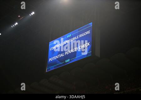 Mailand, Italien. Dezember 2025. Ankündigung DES VAR während der UEFA Champions League 2025/26, Fußballspiel zwischen Inter FC und FC Liverpool, am 09. Dezember 2025 im Stadion Giuseppe Meazza, San Siro, Mailand, Italien. Quelle: Nderim Kaceli/Alamy Live News Stockfoto