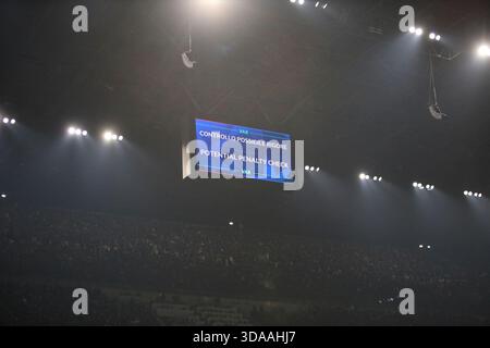 Mailand, Italien. Dezember 2025. Ankündigung DES VAR während der UEFA Champions League 2025/26, Fußballspiel zwischen Inter FC und FC Liverpool, am 09. Dezember 2025 im Stadion Giuseppe Meazza, San Siro, Mailand, Italien. Quelle: Nderim Kaceli/Alamy Live News Stockfoto