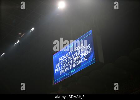 Mailand, Italien. Dezember 2025. Ankündigung DES VAR während der UEFA Champions League 2025/26, Fußballspiel zwischen Inter FC und FC Liverpool, am 09. Dezember 2025 im Stadion Giuseppe Meazza, San Siro, Mailand, Italien. Quelle: Nderim Kaceli/Alamy Live News Stockfoto