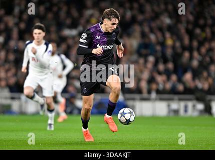 London, Großbritannien. Dezember 2025. Mojmir Chytil (Slavia Prag) während des Tottenham Hotspur V Slavia Prague UEFA Champions League, Liga-Spiel im Tottenham Hotspur Stadium, London. Dieses Bild ist NUR für REDAKTIONELLE ZWECKE bestimmt. Für jede andere Verwendung ist eine Lizenz von Football DataCo erforderlich. Quelle: MARTIN DALTON/Alamy Live News Stockfoto