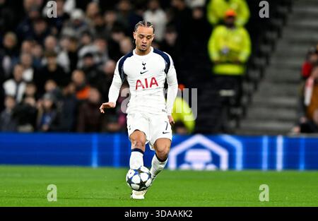 London, Großbritannien. Dezember 2025. Xavi Simons (Spurs) während des Tottenham Hotspur V Slavia Prague UEFA Champions League, Ligaspiel im Tottenham Hotspur Stadium, London. Dieses Bild ist NUR für REDAKTIONELLE ZWECKE bestimmt. Für jede andere Verwendung ist eine Lizenz von Football DataCo erforderlich. Quelle: MARTIN DALTON/Alamy Live News Stockfoto