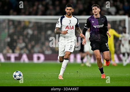 London, Großbritannien. Dezember 2025. Cristian Romero (Spurs) während des Tottenham Hotspur V Slavia Prague UEFA Champions League, Liga-Spiel im Tottenham Hotspur Stadium, London. Dieses Bild ist NUR für REDAKTIONELLE ZWECKE bestimmt. Für jede andere Verwendung ist eine Lizenz von Football DataCo erforderlich. Quelle: MARTIN DALTON/Alamy Live News Stockfoto