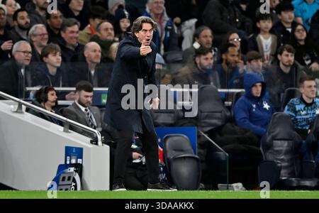 London, Großbritannien. Dezember 2025. Thomas Frank (Spurs Manager) während des Tottenham Hotspur V Slavia Prague UEFA Champions League, Ligaspiel im Tottenham Hotspur Stadium, London. Dieses Bild ist NUR für REDAKTIONELLE ZWECKE bestimmt. Für jede andere Verwendung ist eine Lizenz von Football DataCo erforderlich. Quelle: MARTIN DALTON/Alamy Live News Stockfoto