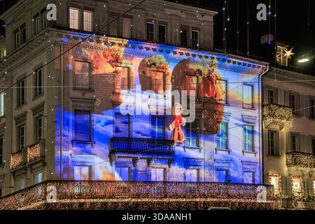 Zürich, Schweiz - 5. Dezember 2025: Während der Feiertage werden Weihnachtsbilder auf die Sprungli Chocolatier-Ladenfassade in der Bahnhofstraße projiziert Stockfoto