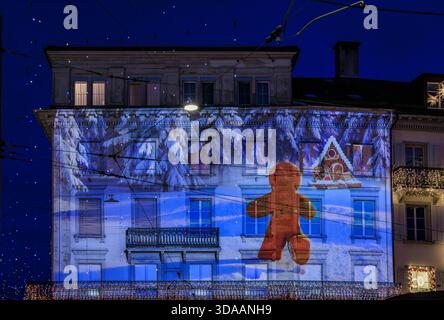 Zürich, Schweiz - 5. Dezember 2025: Während der Feiertage werden Weihnachtsbilder auf die Sprungli Chocolatier-Ladenfassade in der Bahnhofstraße projiziert Stockfoto