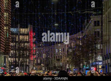 Zürich, Schweiz - 20. November 2024: In den Weihnachtsferien erleuchten ikonische Lucy-Lichter die Bahnhofstraße, die geschäftige Einkaufsstraße Stockfoto