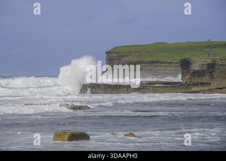 Starke Surfmöglichkeiten an der Klippenküste von Downpatrick Head, Lackan, County Mayo, Irland Stockfoto