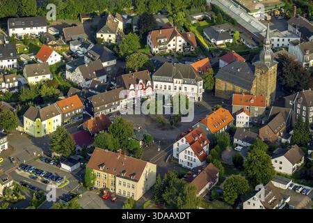 Marktplatz am Zwiebekturm Evangelische Kirche Niedersprockhoevel, Hauptstraße Kirchweg, Niedersprockhoevel, Ruhrgebiet, Nordrhein-Westpha Stockfoto