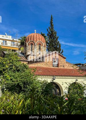 Historische Katharinenkirche aus dem 11. Jahrhundert in Plaka, Athen, mit Steinfassade und Palmen im Innenhof, fotografiert am 25. September Stockfoto