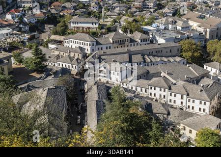 Traditionelle Häuser mit weißen Fassaden im historischen Zentrum von Gjirokaster, Bezirk Gjirokaster, Albanien Stockfoto