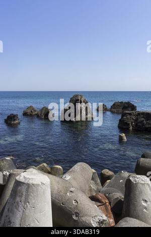 Felsen und Blick auf die Küste von der Heonhwa Road in der Nähe von gangneung, Südkorea, Gangneung, Südkorea Stockfoto