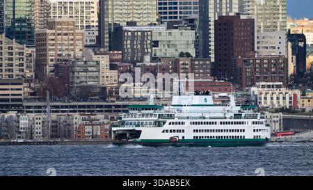Seattle - 7. Dezember 2025; Washington State Car Fähre MV Chimacum Segeln vor der Skyline von Seattle Stockfoto
